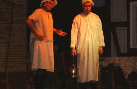 09 - michel hat lolita in omas klamotten gesteckt.jpg
