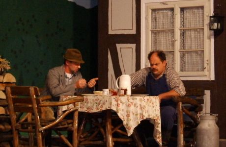 01 - erich und albert fuehren verhandlungen.jpg