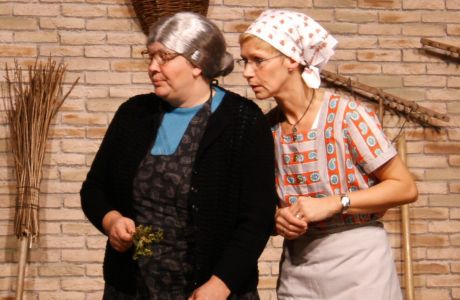 04 - leni und oma maria ahnen boeses.jpg